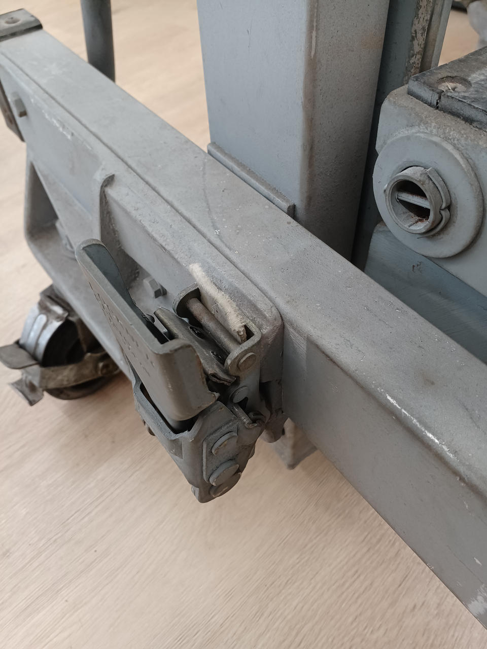 固定バンド切れています