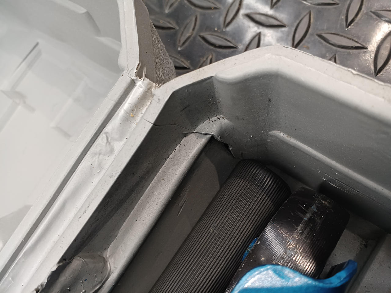 ケース破損あり