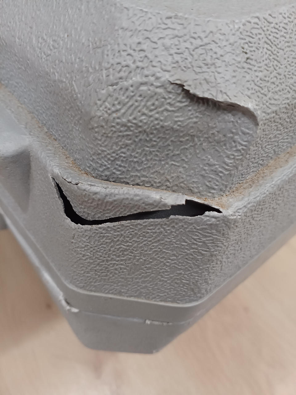 ケース破損あり