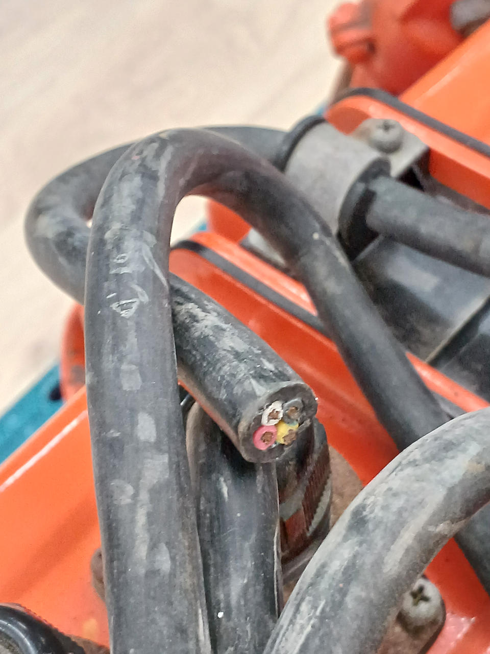 コード切断されてます