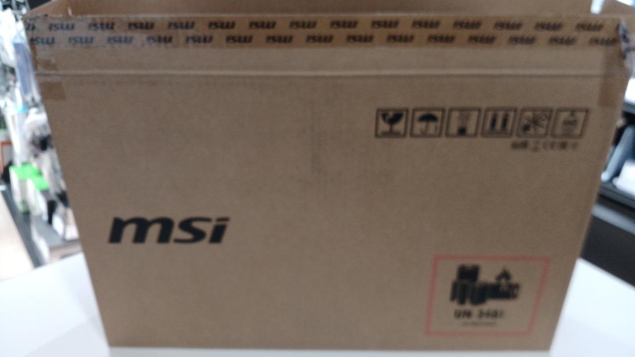 この段ボールに梱包材を巻いての発送です