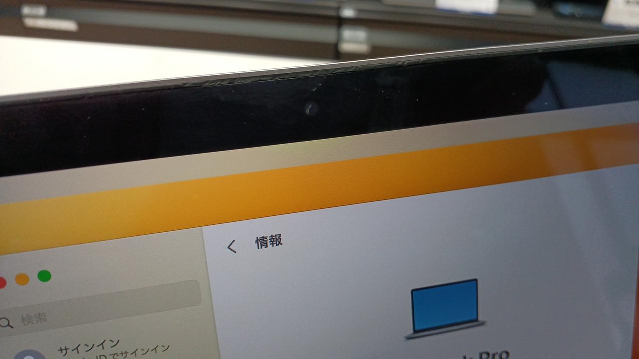 カメラの位置にキズあり