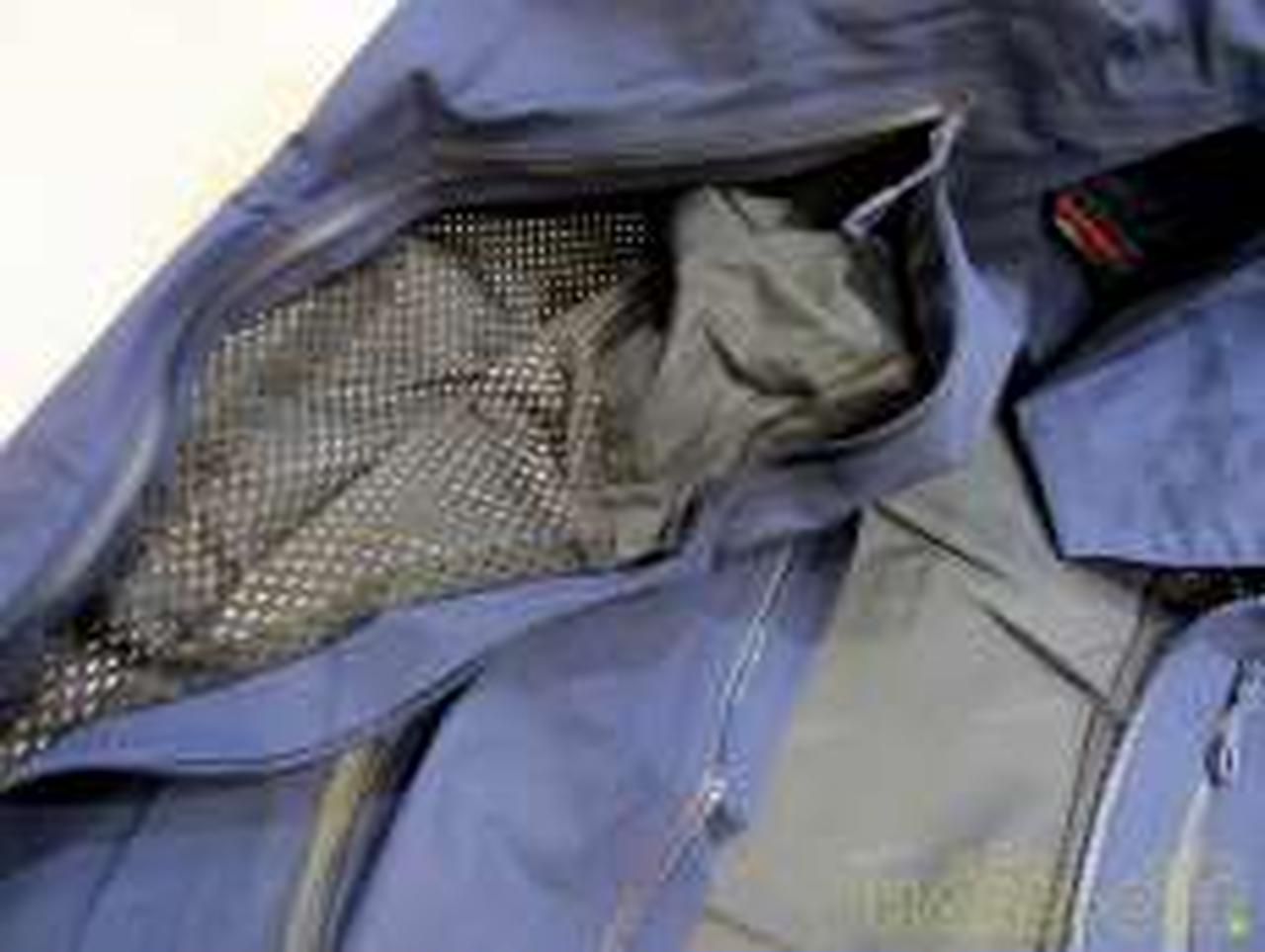 脇下にファスナーが付いてます。