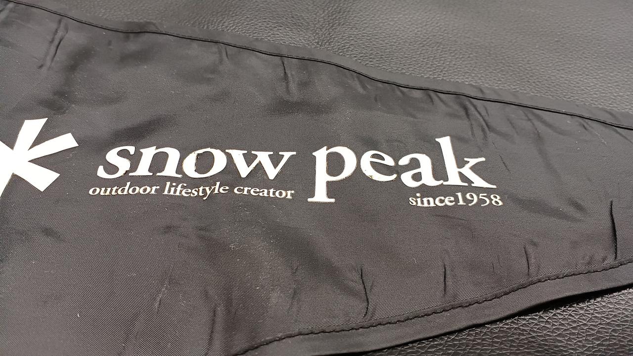 ロゴにシミ汚れとはがれ
若干あります