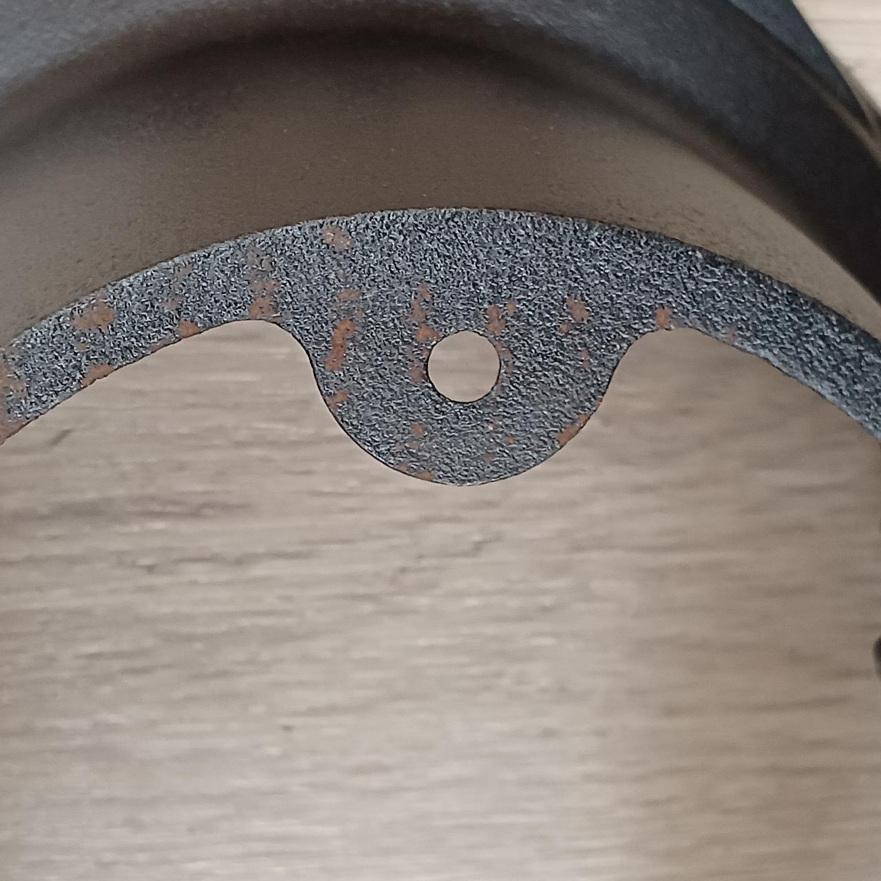 保管の影響で若干のサビがございます。