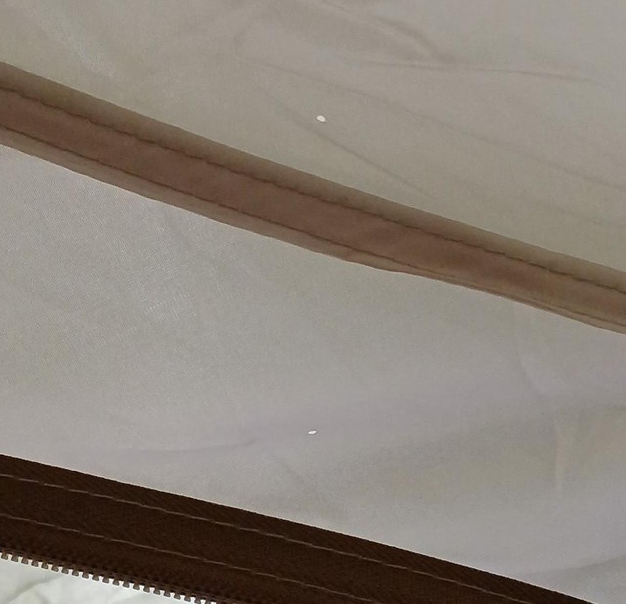 1mm ほどの穴あり
