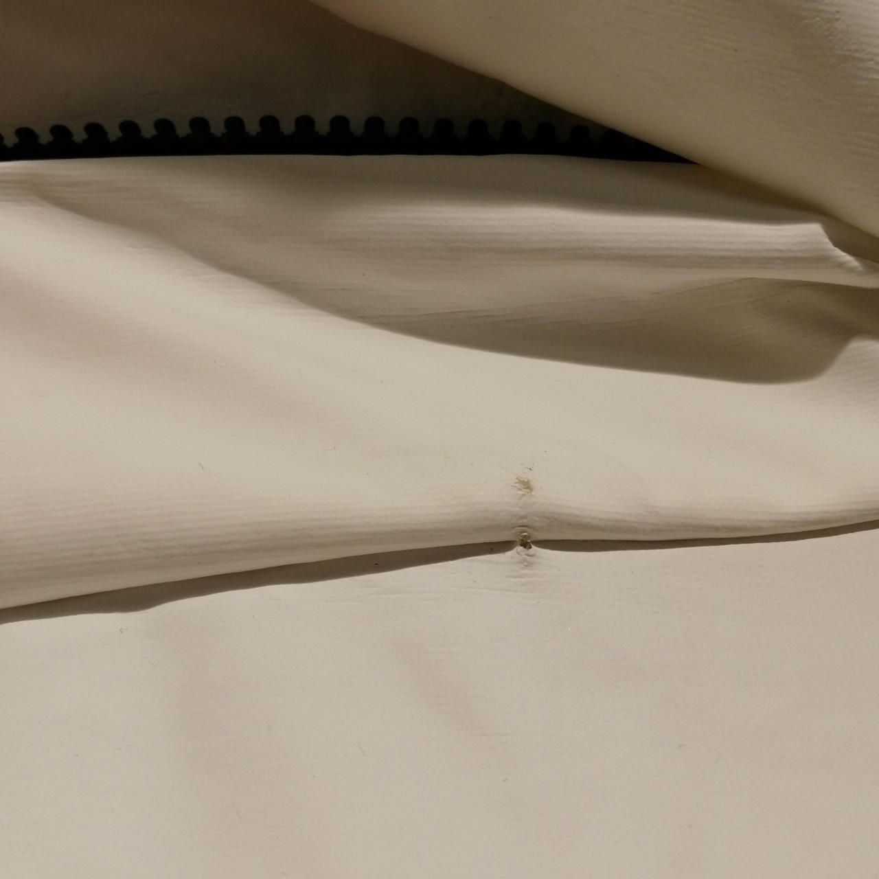 フード裏穴小2個あり