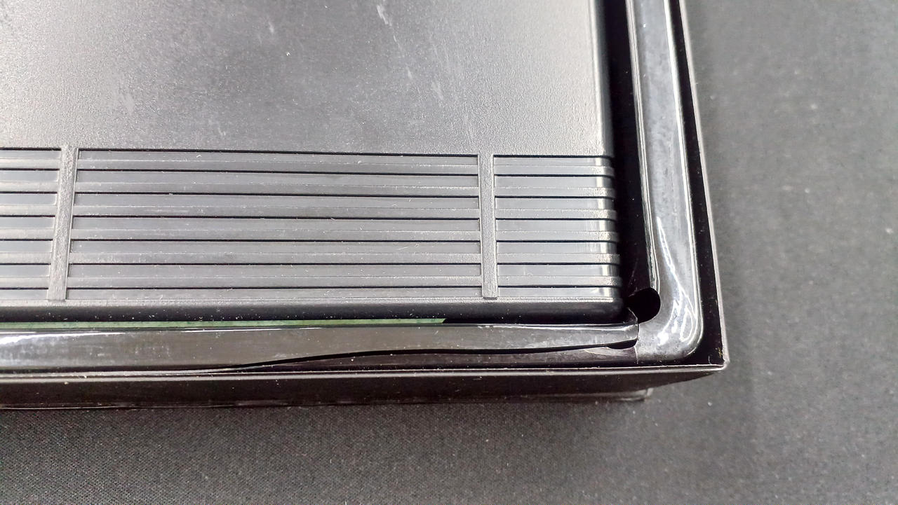 トレイに割れあります。