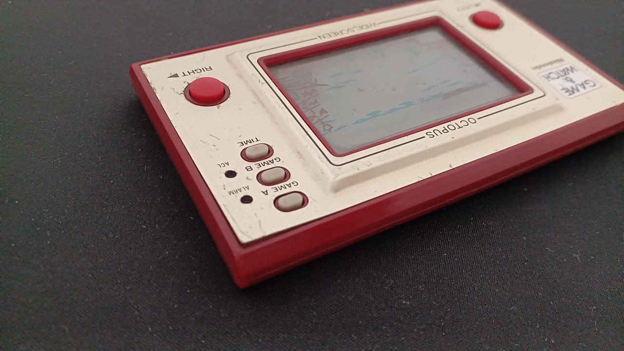 パネル右上部分が浮いています。