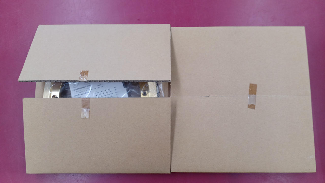 片方のテープ剥がした跡ありませんでした。