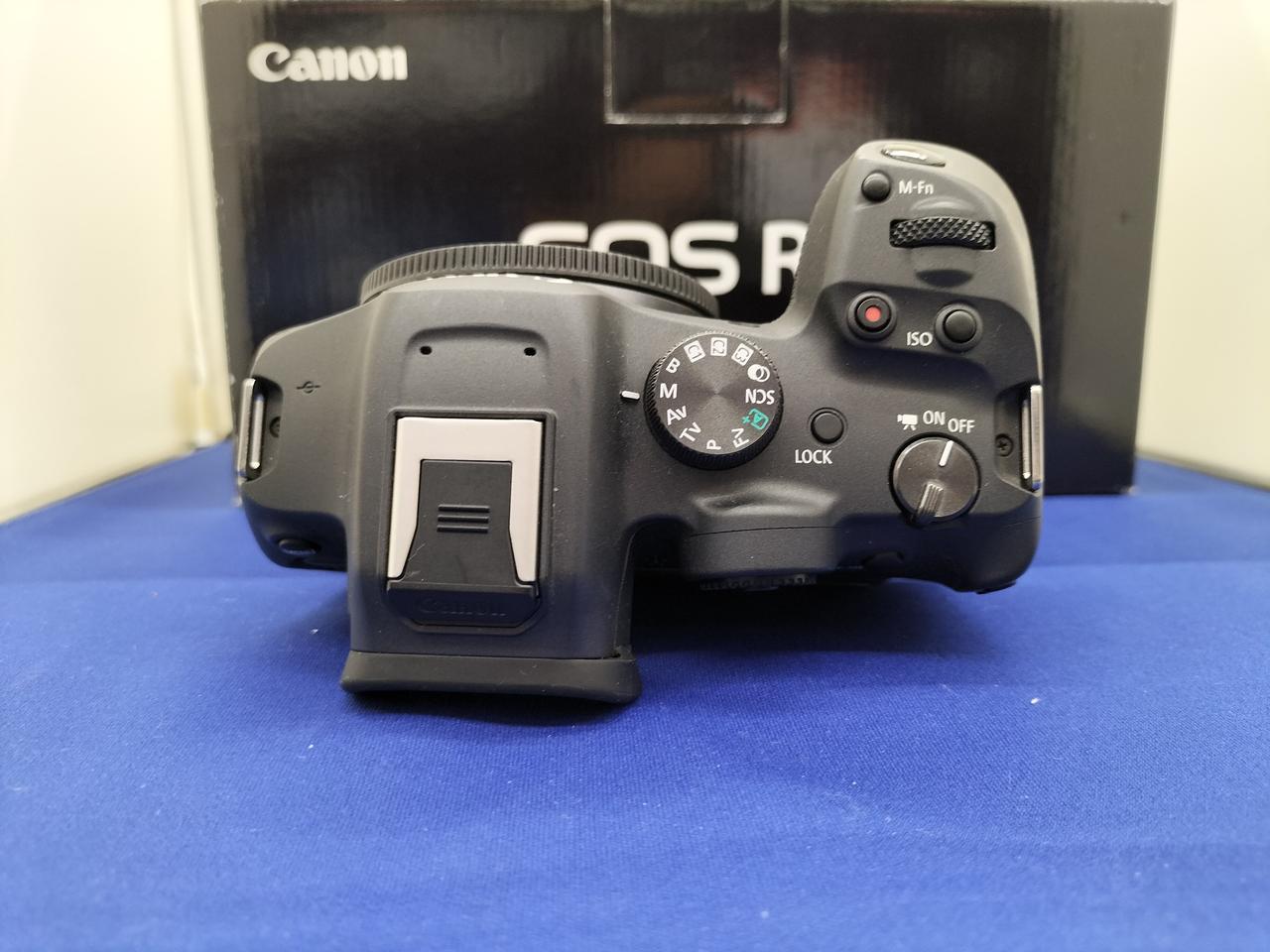 一眼レフカメラ　Canon キヤノン、一眼レフカメラ初のホワイトボディ--「EOS Kiss X7