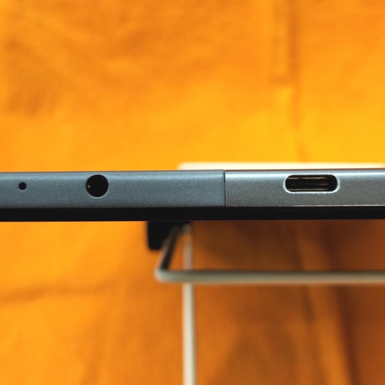 ※USB端子部分塗装削れ