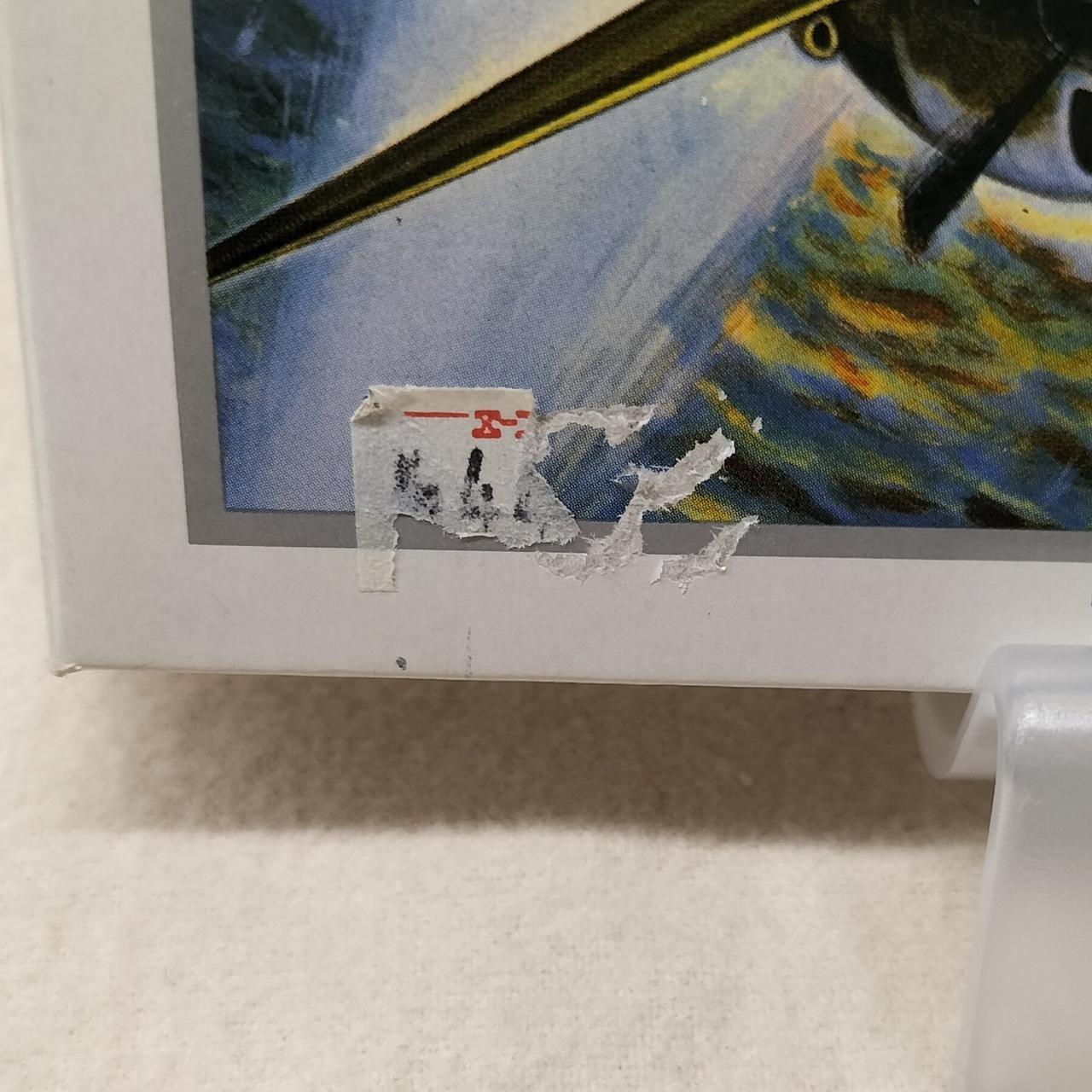 注：シールの貼付と外箱の破れあり