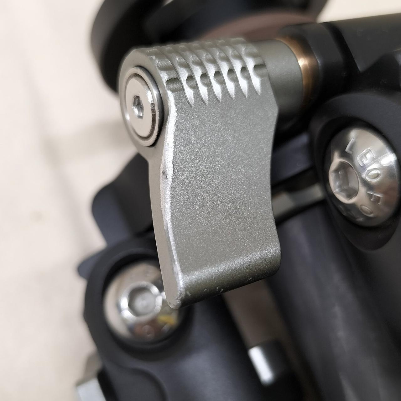 注：ポールロックレバーに削り跡あり