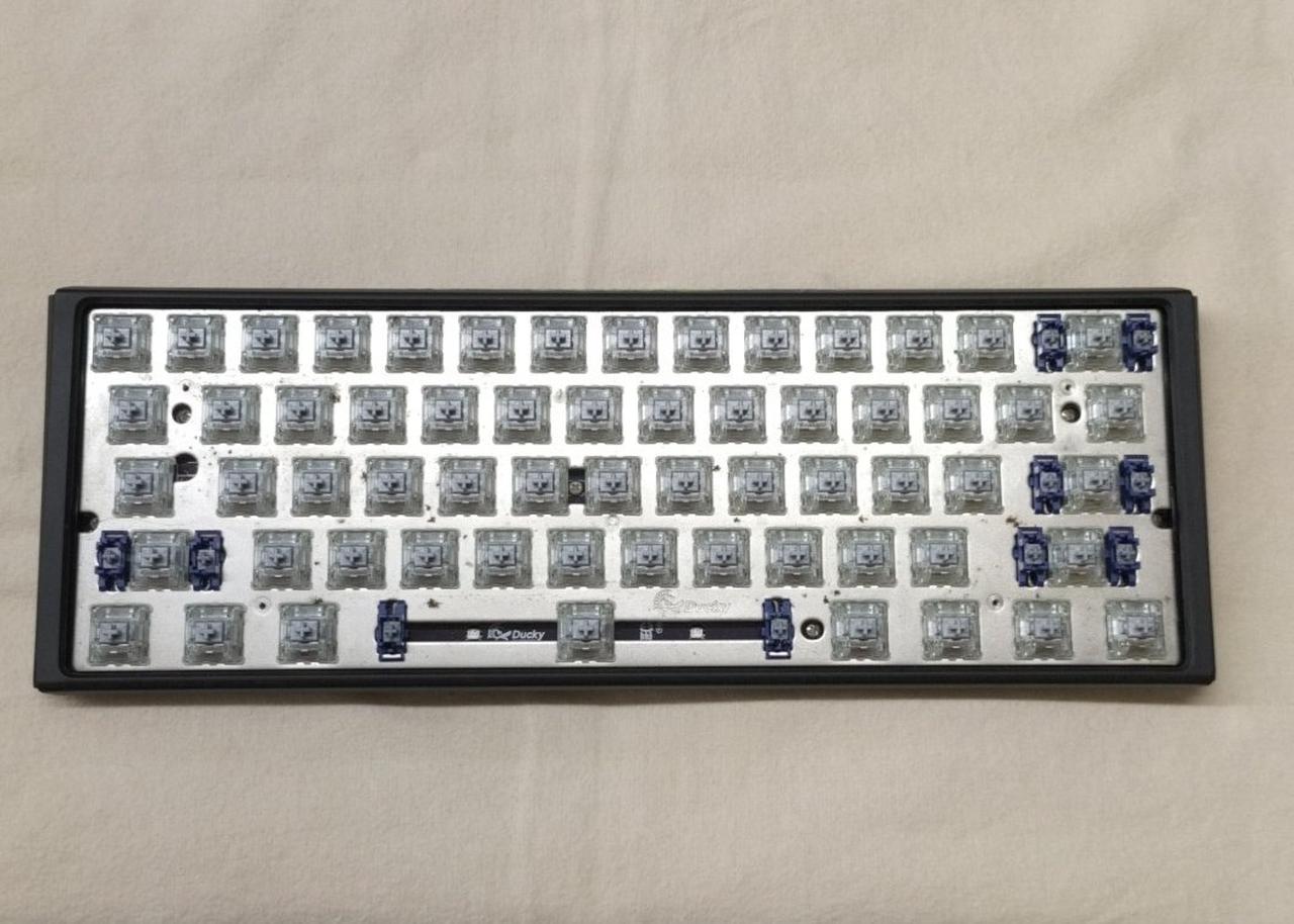 ※キーボード底の金属部分にサビ多数