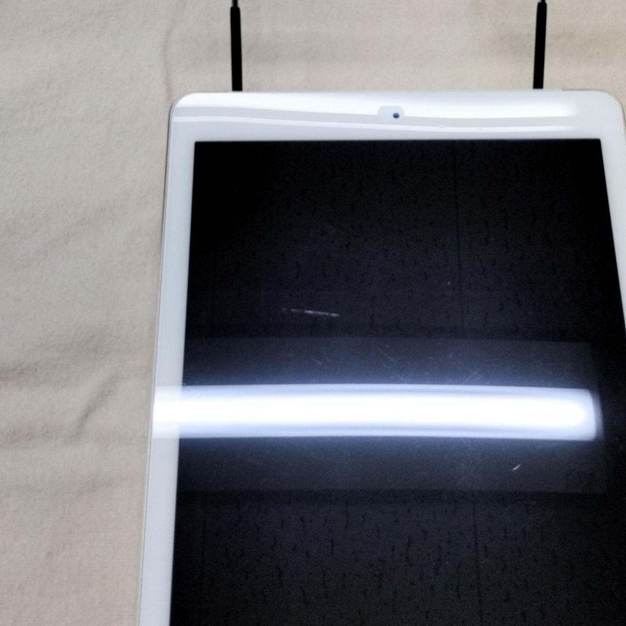 ※画面左側にキズ