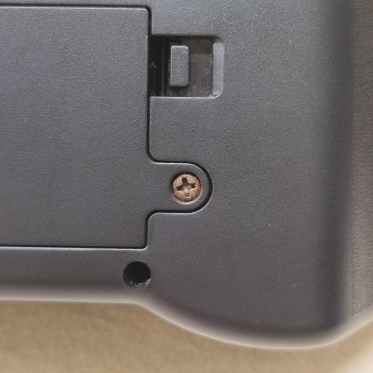 ※バッテリーカバーのネジ、サビあり