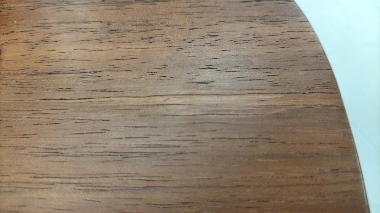 中央の色が違う横ラインは、割れ修理跡です