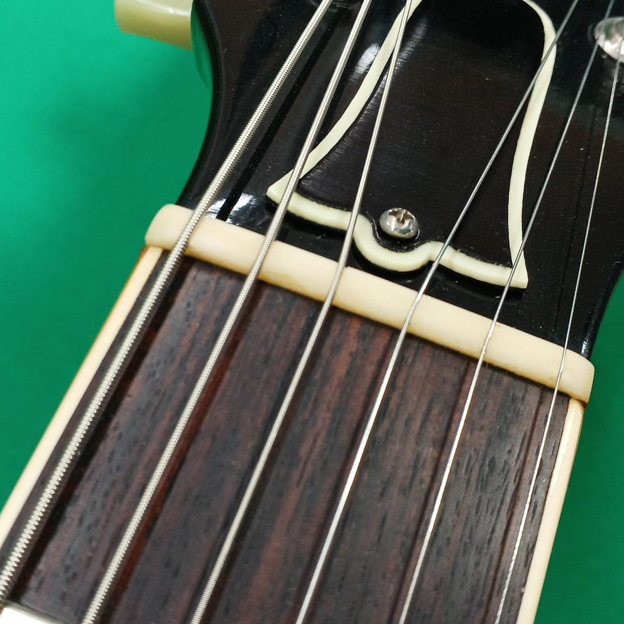 5弦と4弦の間、微妙に欠けています