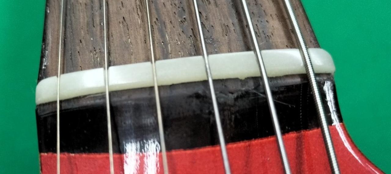 ヘッド側、5弦と4弦の間、微妙にへこみ。