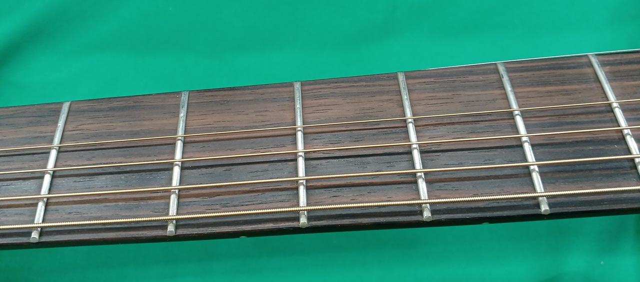 微妙にフレットへこみ