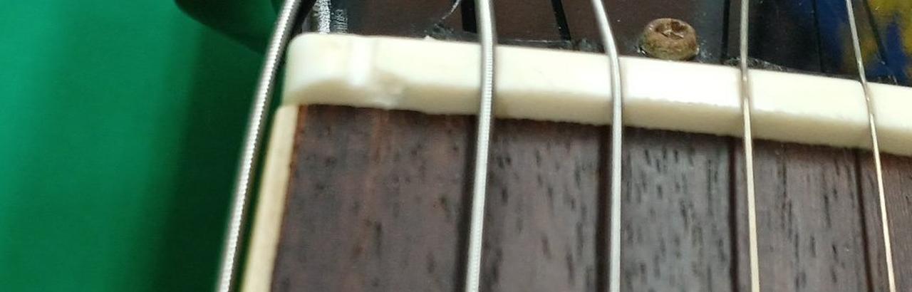 6弦の溝の脇、微妙に欠け。