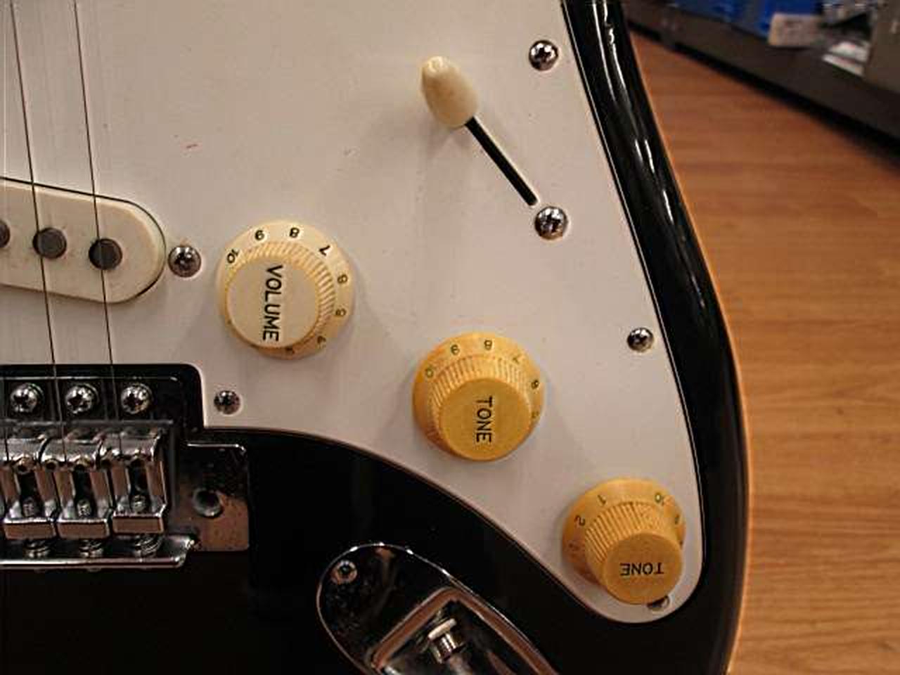 ツマミ変色、汚れあり