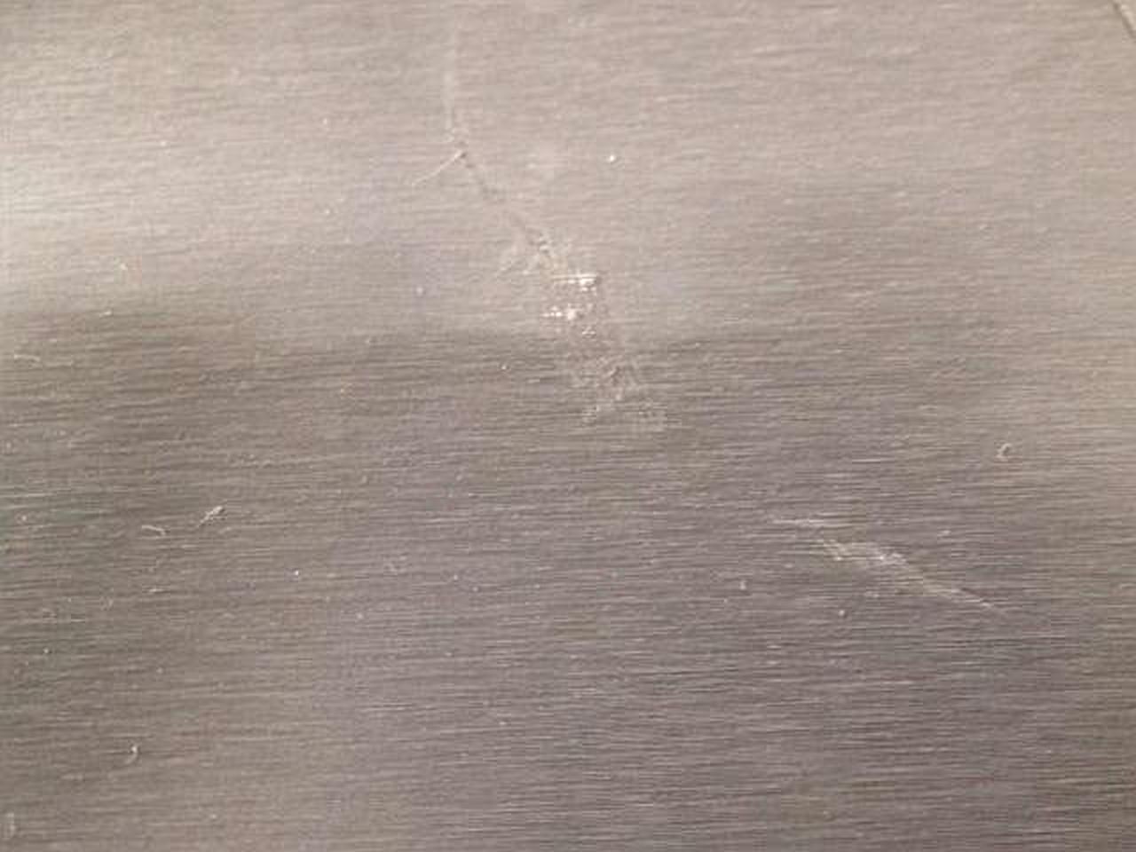 本体上部擦り傷があります