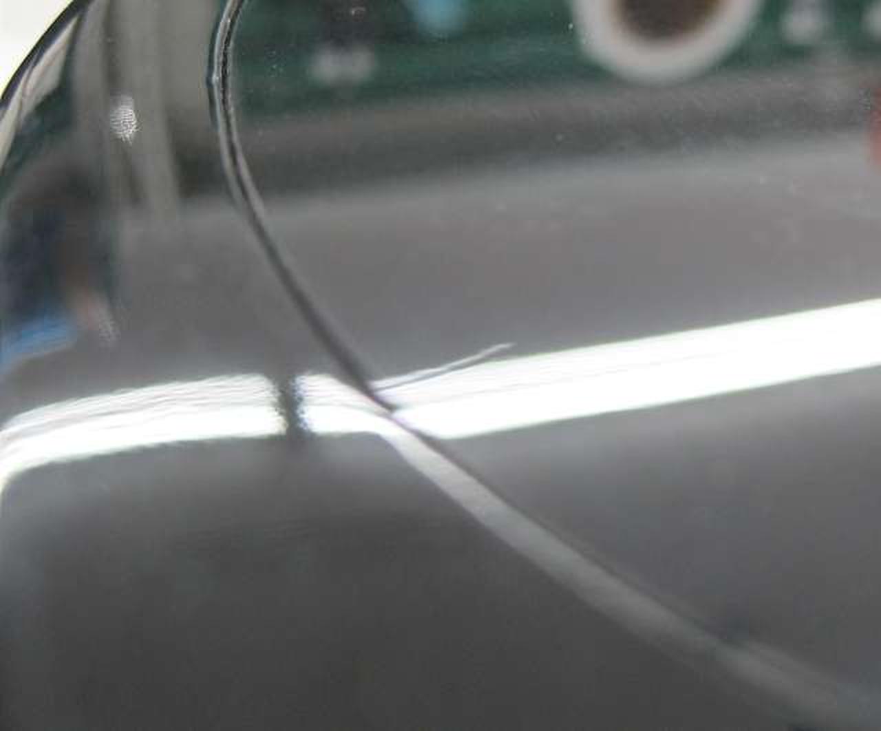 写真中央にキズあり