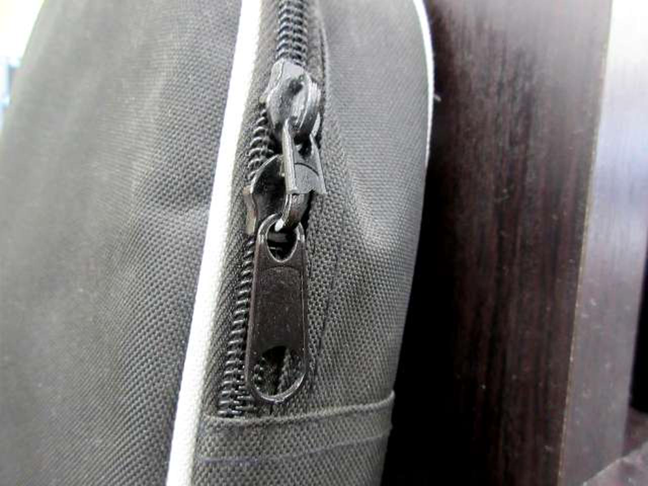 ソフトケース一部破損あり