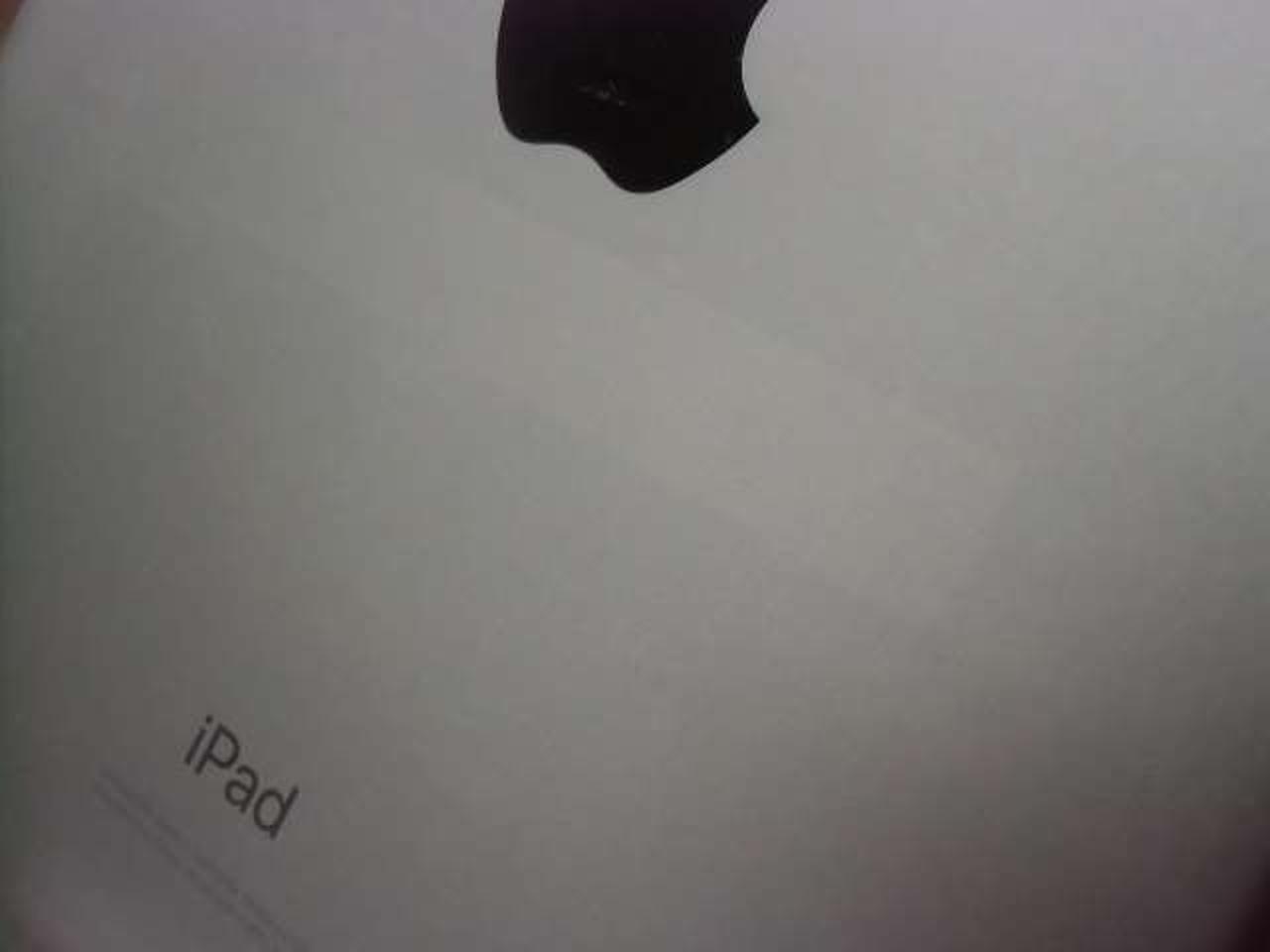 ロゴマーク下に薄くシール跡（ほとんど目立