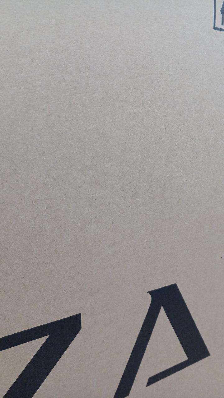 外箱に軽いキズや凹みがあります。