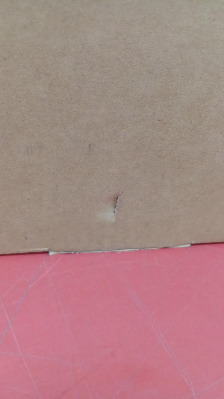 外箱に軽いキズや凹みがあります。