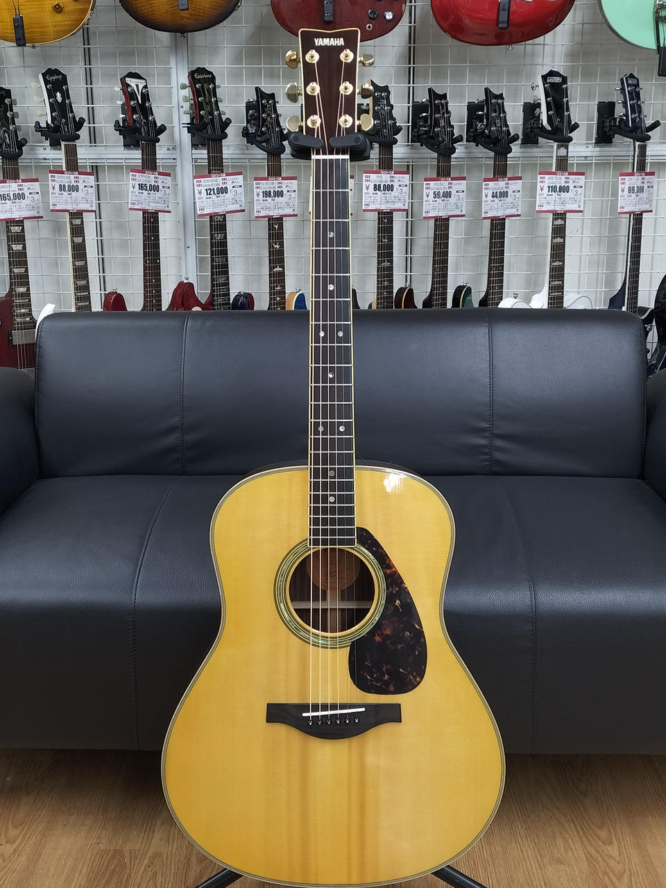Yamaha LL16 AREアコースティックギター &YAMAHAハードケース Yamaha LL16 ARE Original Jumbo - Natural Bundle with Yamaha