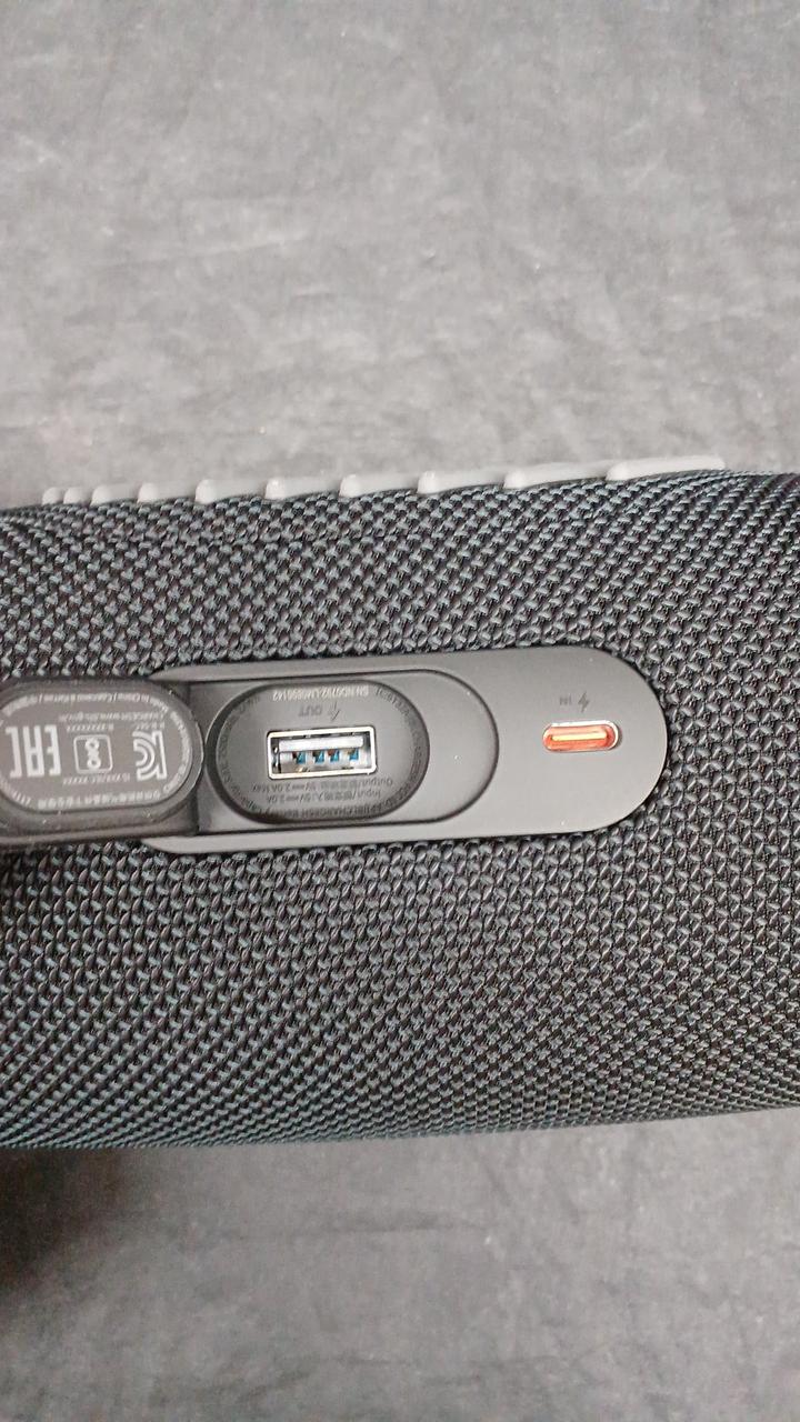 美品!JBL ワイヤレススピーカー 黒 JBL ポータブルスピーカー : ワイヤレス、Bluetooth、防水