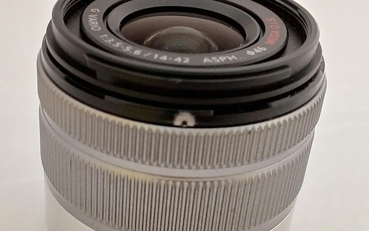 レンズ一部に塗装剥げあり