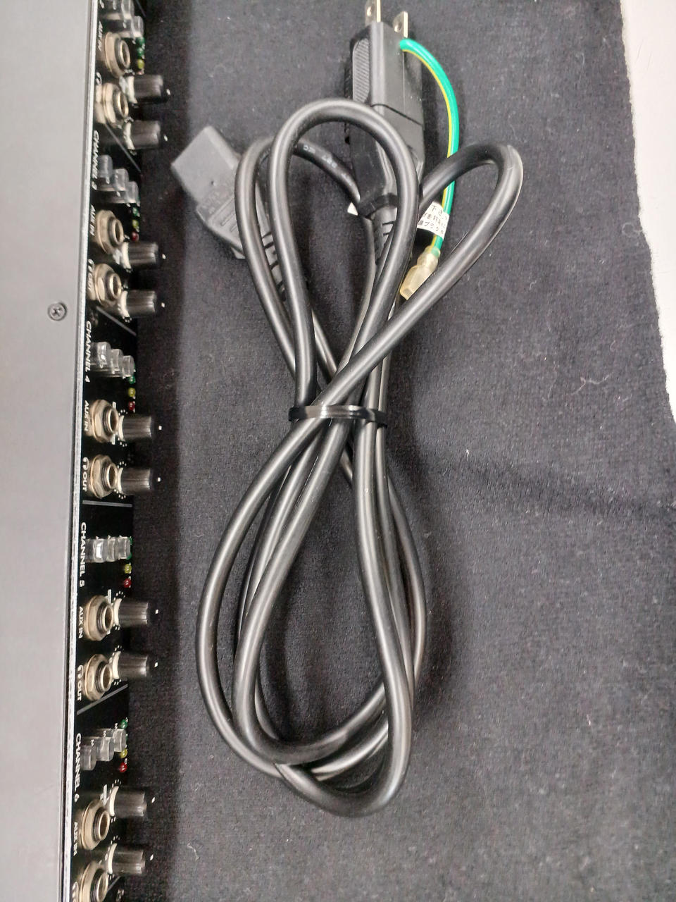 付属品は電源コードのみ