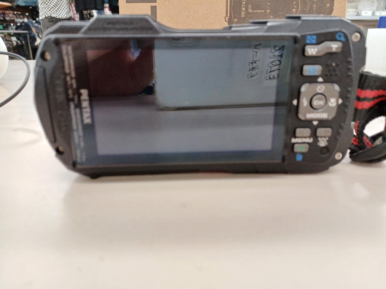 液晶にわずかにキズあり　点灯問題なし