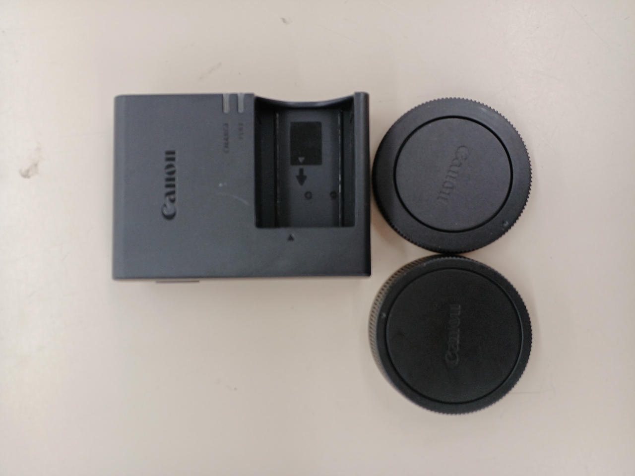 付属は充電器、充電池　両キャップと