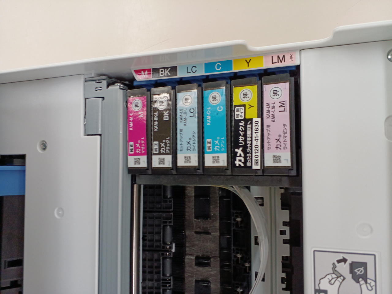 汎用インクが装着されています。