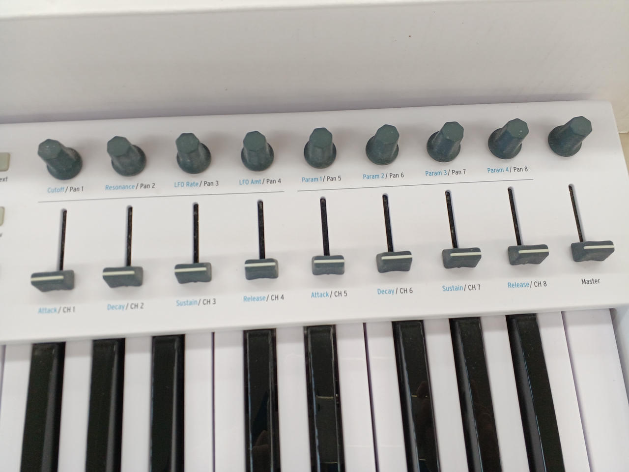 つまみに若干ベタつきがあります。