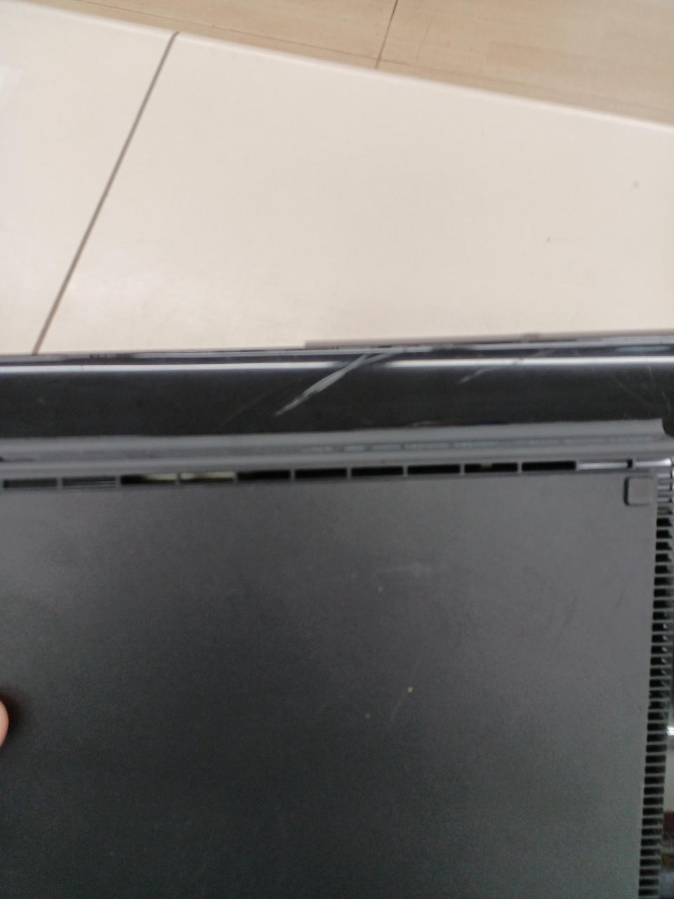 裏面に大きな傷あり