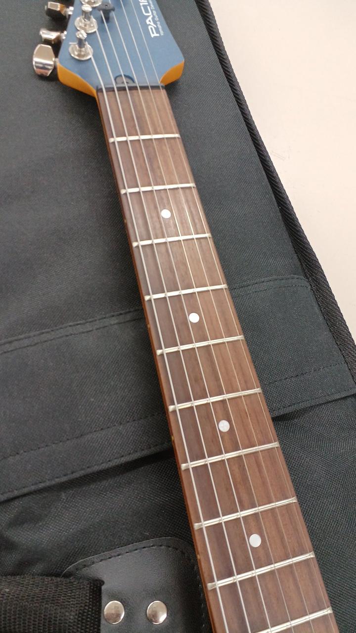 ネックはほぼストレートです