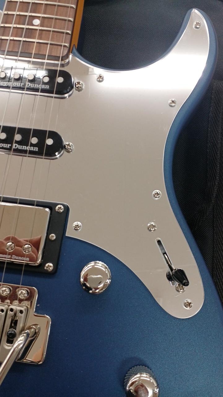 分かりにくいですかピックガードに傷あり