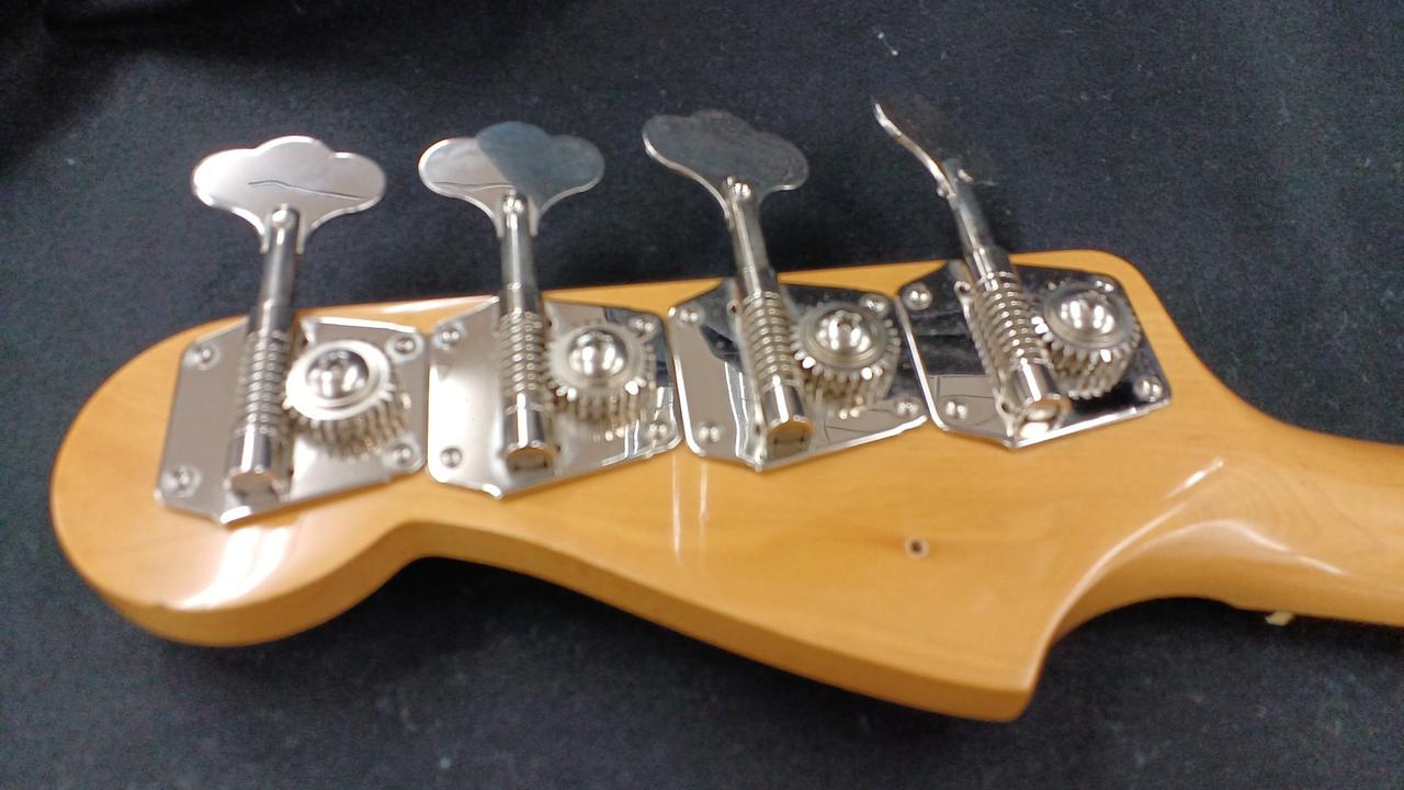 逆ペグです。ネック裏のピンありません。