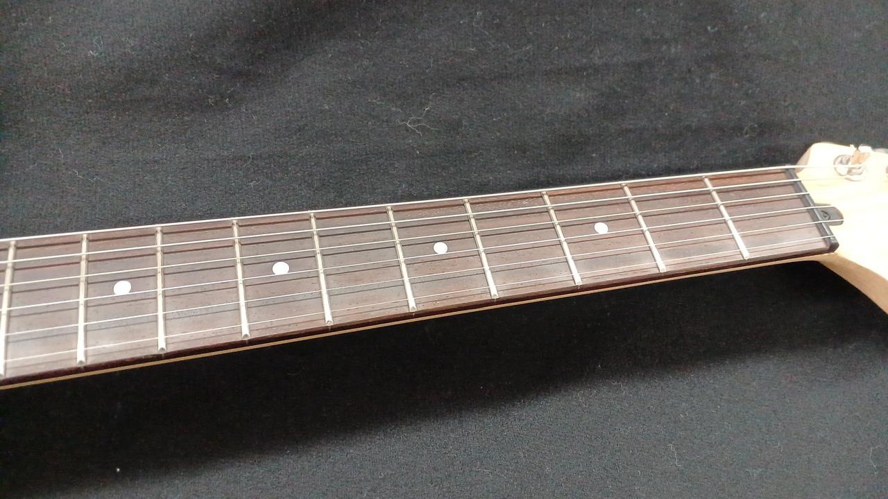 ネックはほぼストレートです