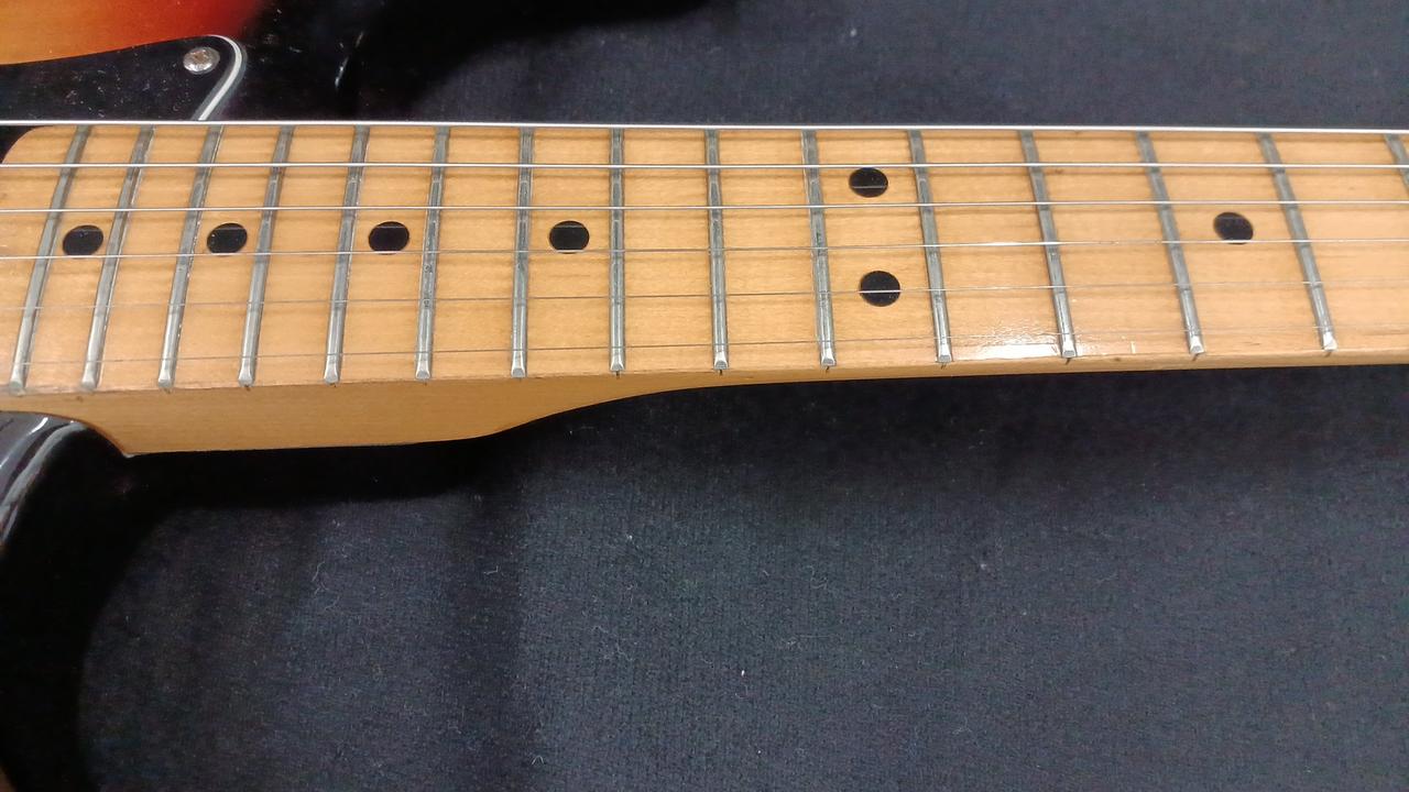 ネックはほストレートです。