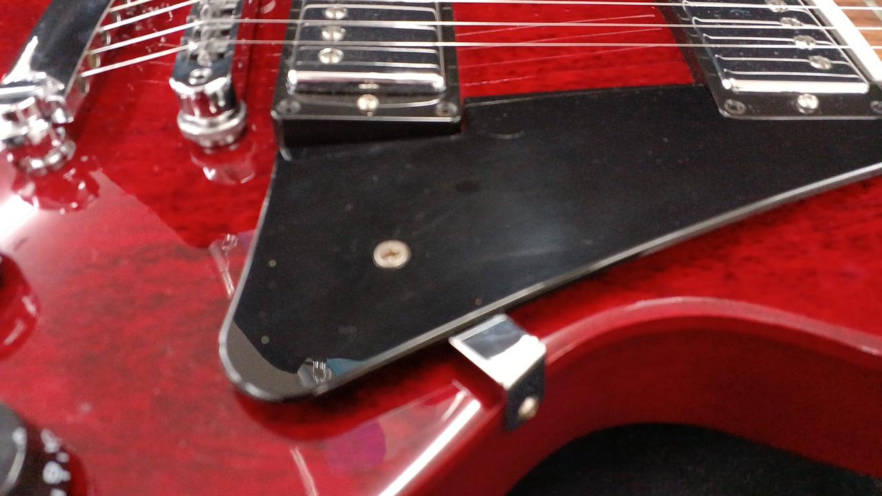 ピックガードにキズあり