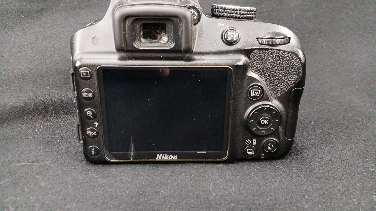 液晶部の大きなキズは保護フィルムです。