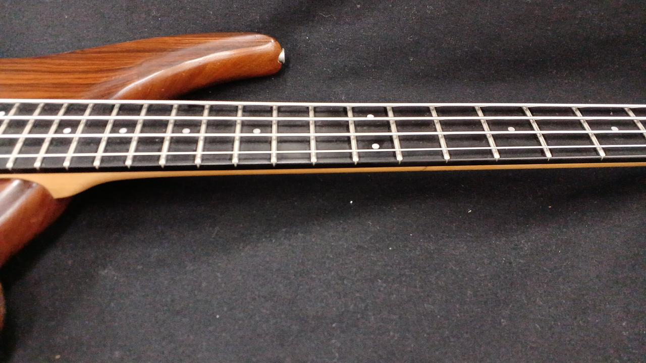 ネックわずかに波打っています